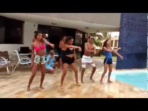 Kathy e Renatinha dançando 