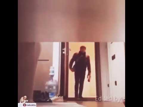 Kuryeyi cıplak karşılayan bucalı kız
