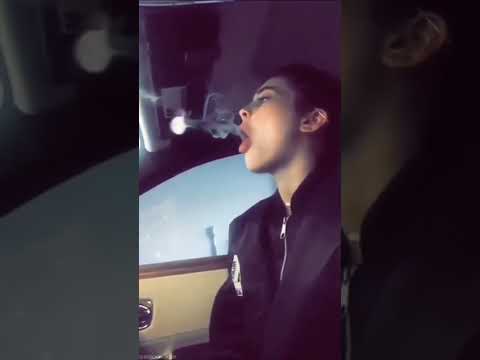 Kylie Jenner vaping🔥🔥🔥