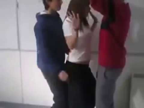 Kızı  Araya Alıp Kucak Dansı