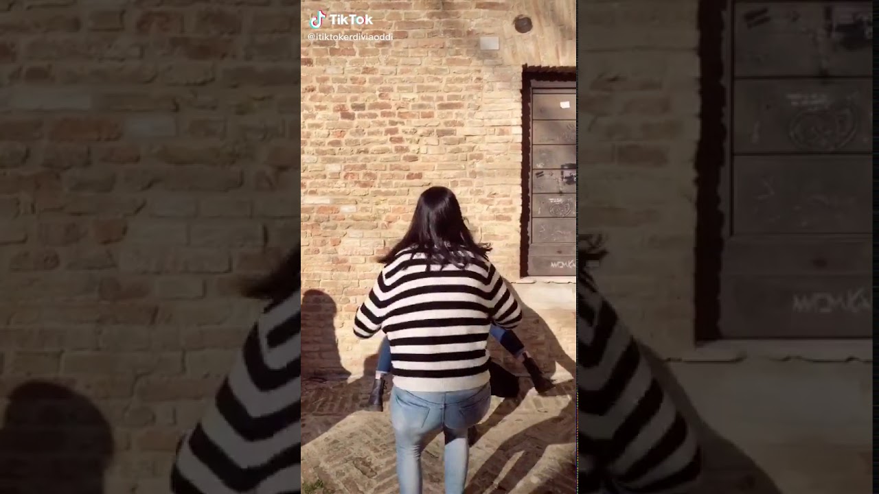 kızlar kalçalarını göstermek için domalıyorlar