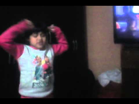 La  niña  que  mueve  el  toto   botando
