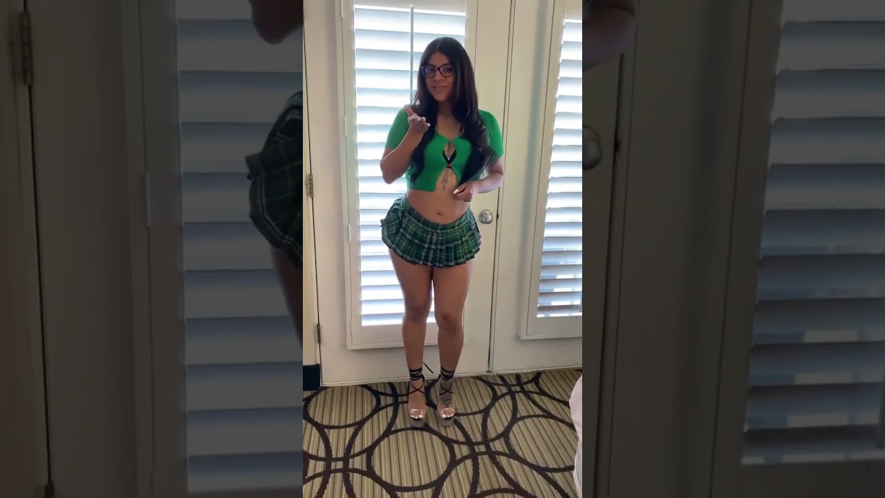 La cariñosa vestida de colegiala
