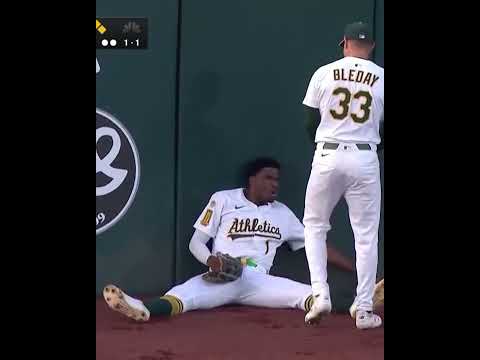 la jugada  del  año  Denzel Clarke #baseball #mlb #baseballszn #sports