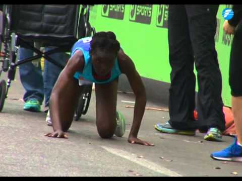 La maratonista que terminó la carrera gateando - 18/02/15