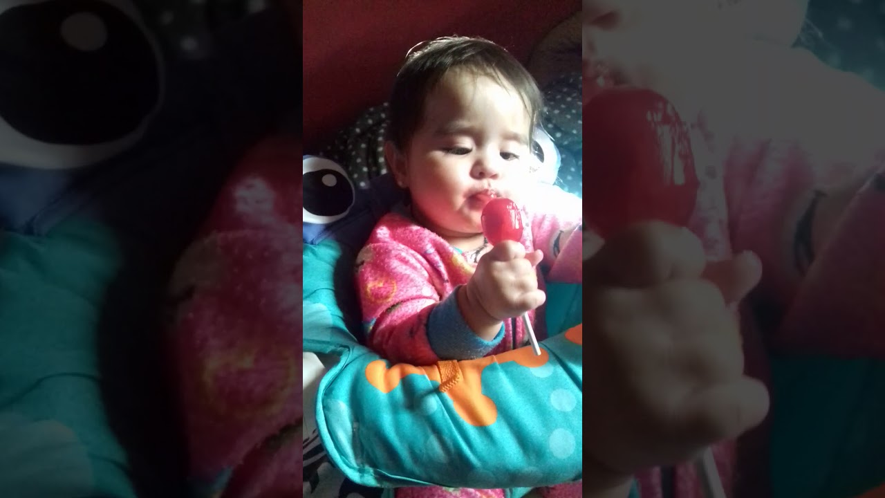 La NIÑA CHUPA PALETA