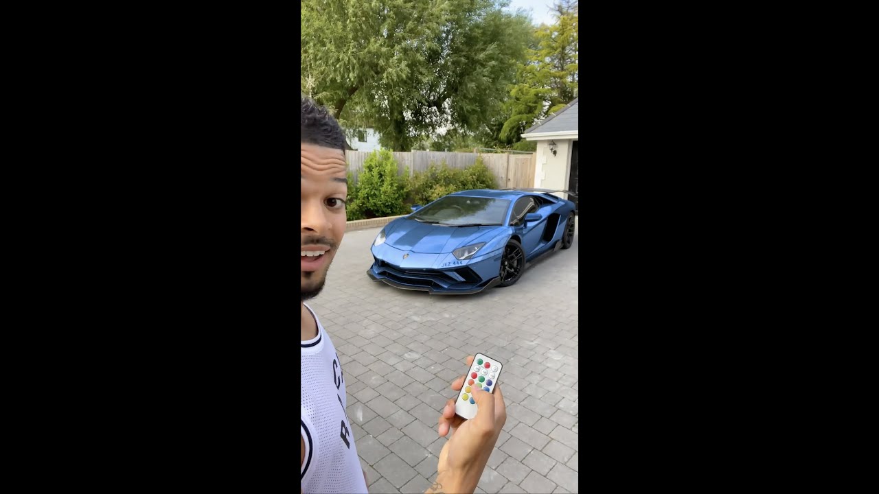LAMBORGHINI THAT CHANGES COLOUR 🌈🤯 #Shorts