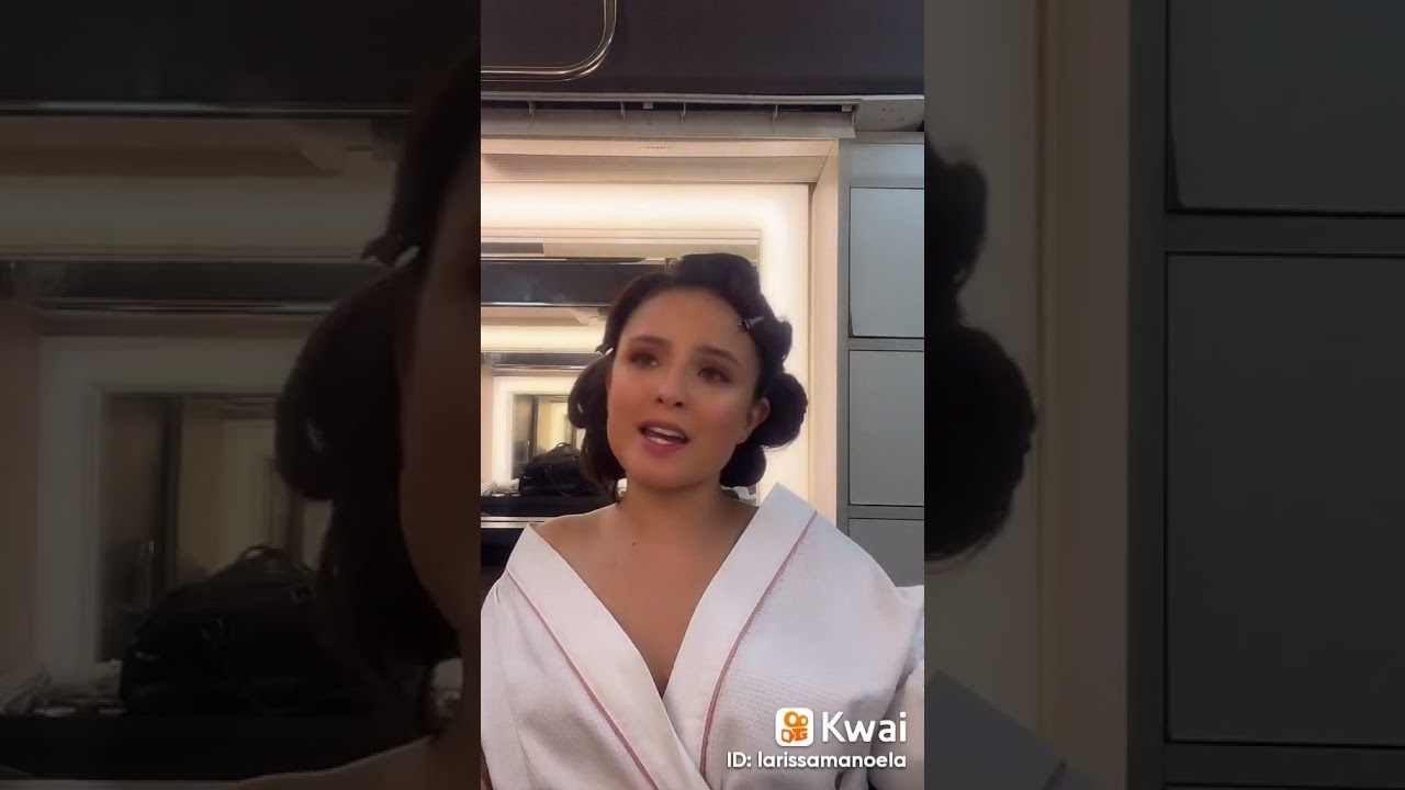 Larissa Manoela no Kwai pagando peitinho