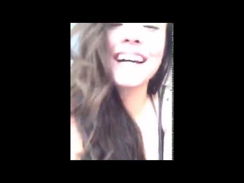 Larissa Manoela paga peitinho em Musical.ly