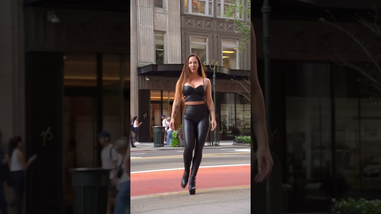 LEATHER LEGGINGS sur une superbe modèle - Pantalon Similicuir