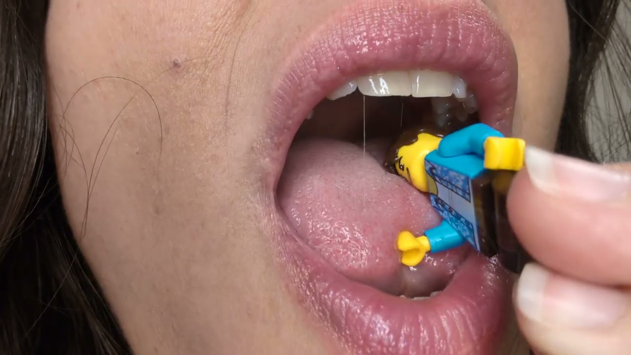 Lego Man likes Lips
