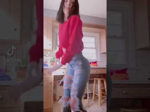 liseli kız twerk Show yapıyor kalçasını gösteriyor