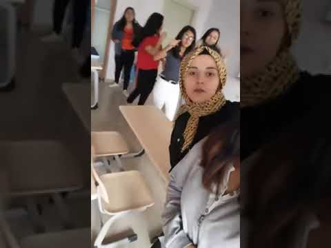 Liseli kızlar sınıfta coşuyor