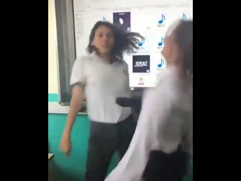 Liseli kızlardan ilginç dans