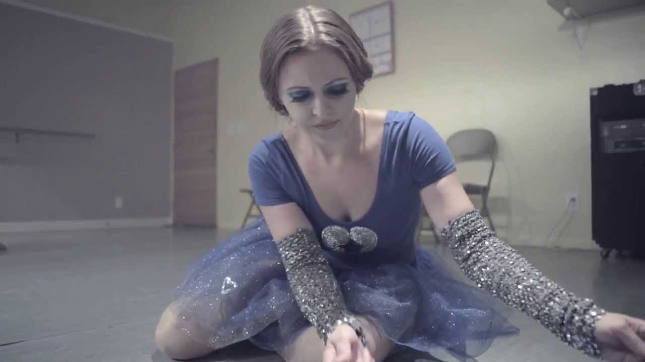 Little Boots - Shake (Music Video)