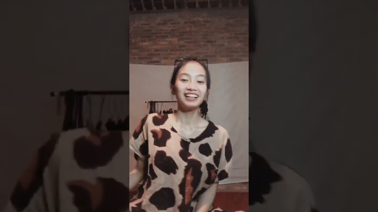 Live bar bar uuubitchawww/tiffannost maaf yah itunya kelihatan banget
