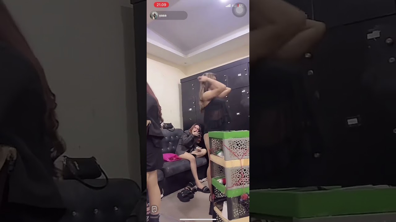 Live hot di ruang tunggu ganti baju