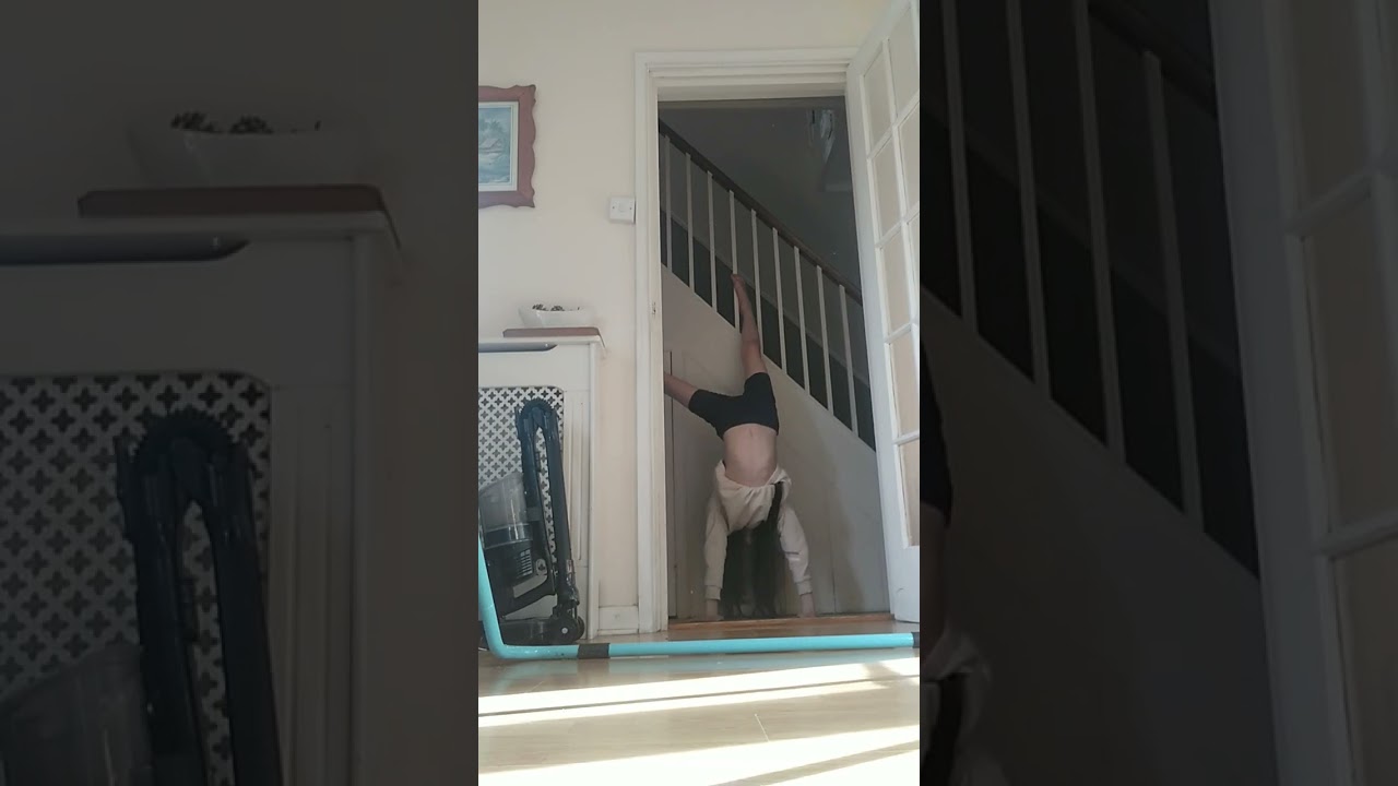l~o~v~e~ (handstand)