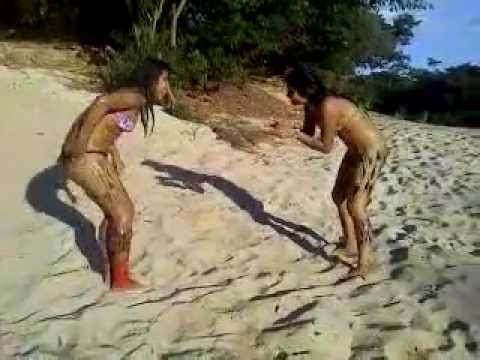 Luta xinguana huka-huka feminino