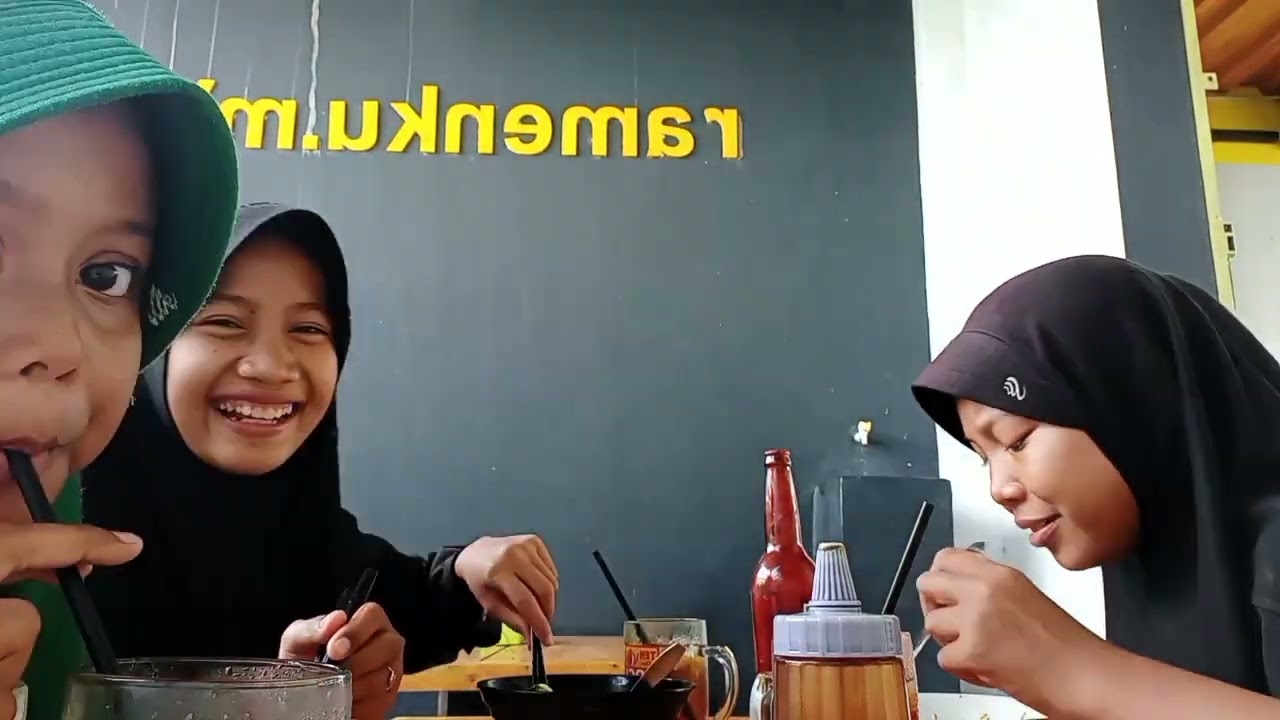 makan ramen bareng nindi, miuril🤭