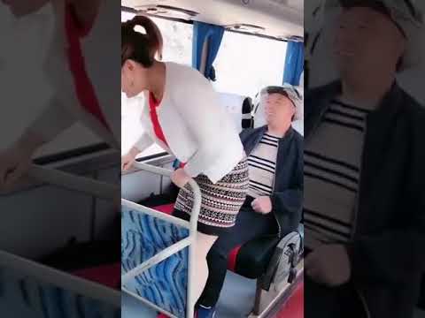 Makannya jangan halangi perempuan duduk Jadi Di kentutin Kan 😂😂😂😆😆😆