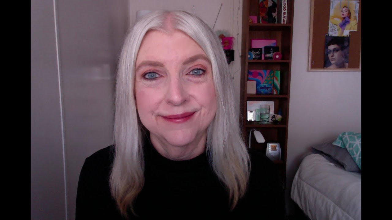 MAKEUP ESSENTIALS   NUDE LIPLINER