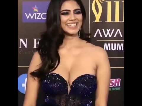 Malavika mohanan hot boobs show