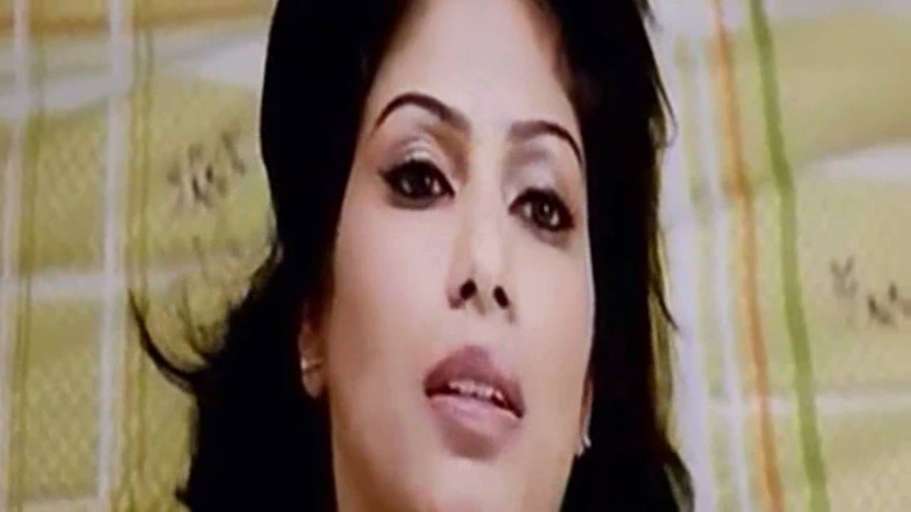 Mallu Anty Masala B grade Movie Scene - MALLU NAVEL SLIP