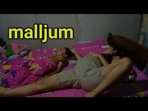 Mamah cantik tidur di kamar sederhana,keluarga bahagia