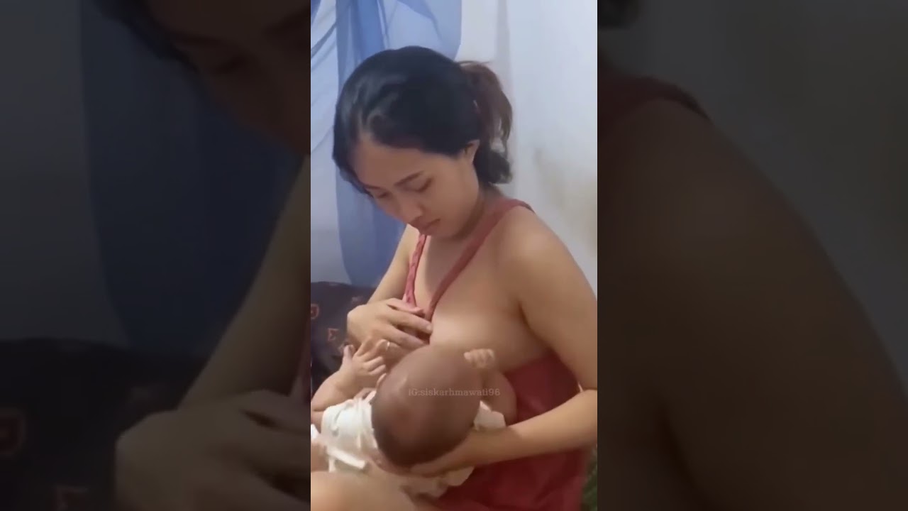 Mamah muda menyusui bayinya
