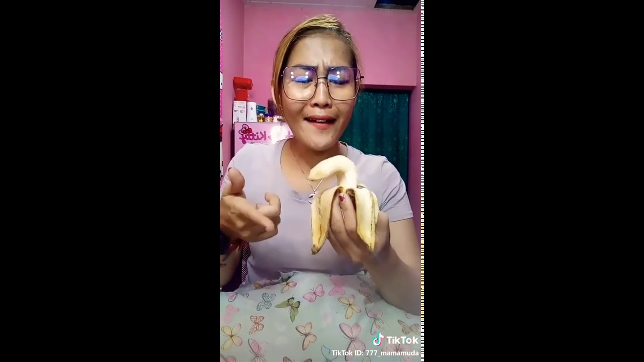 Mamah muda pegang pisang
