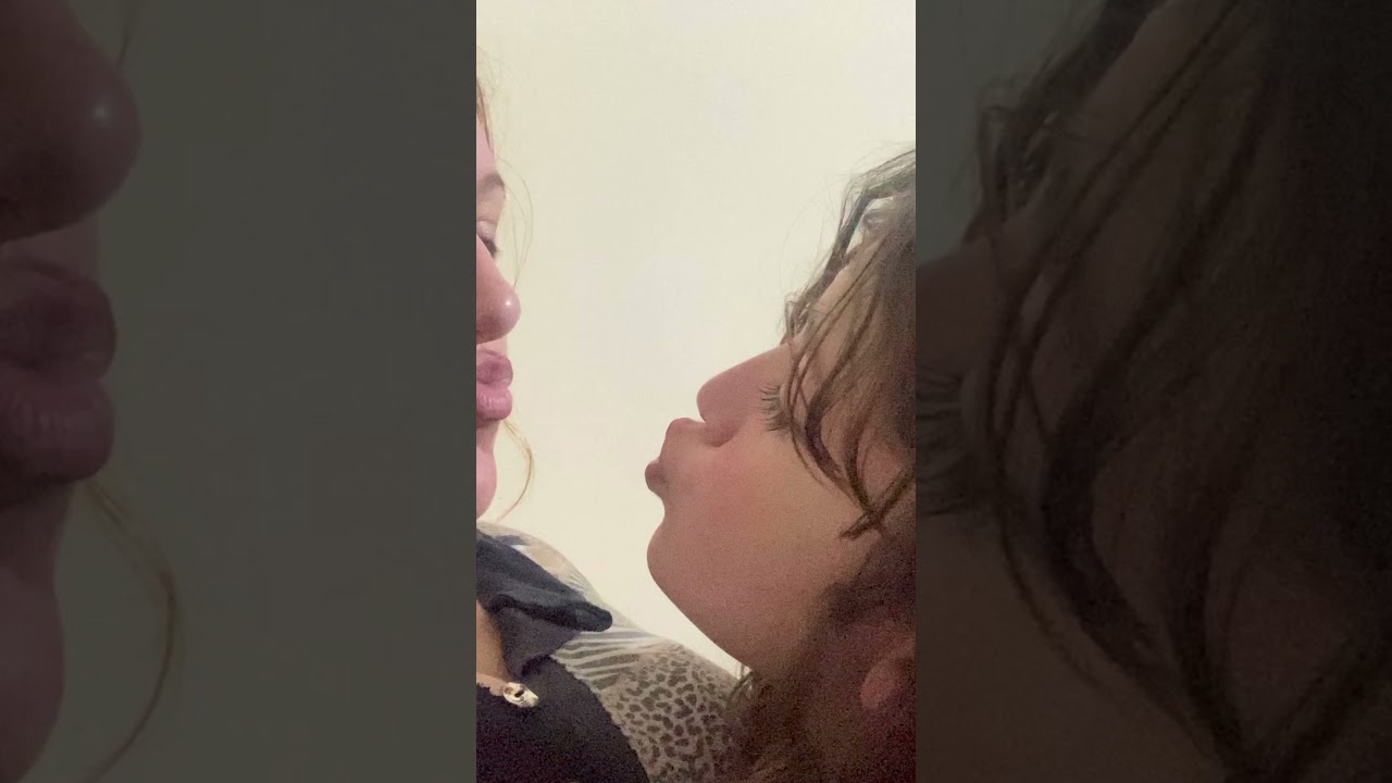 Mamãe e filha amor eterno beijo mais doce do mundo