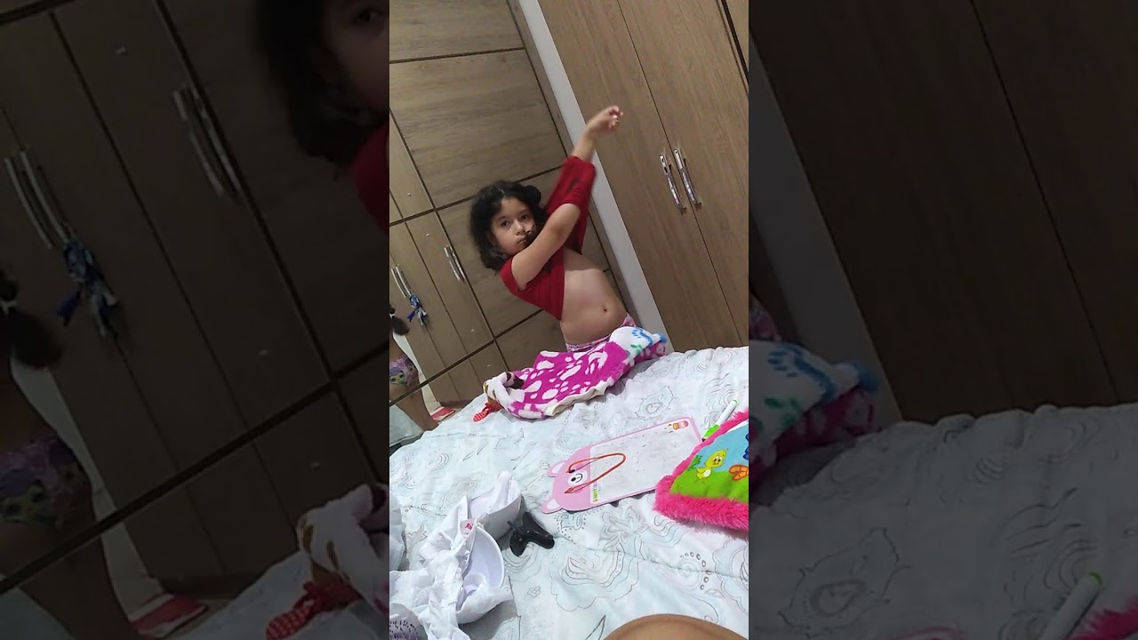 Manuzinha se trocando sozinha 👏😍💁🏻‍♀️