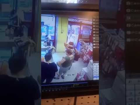 Markette yere düşen cüzdanın üzerine yatan kadın