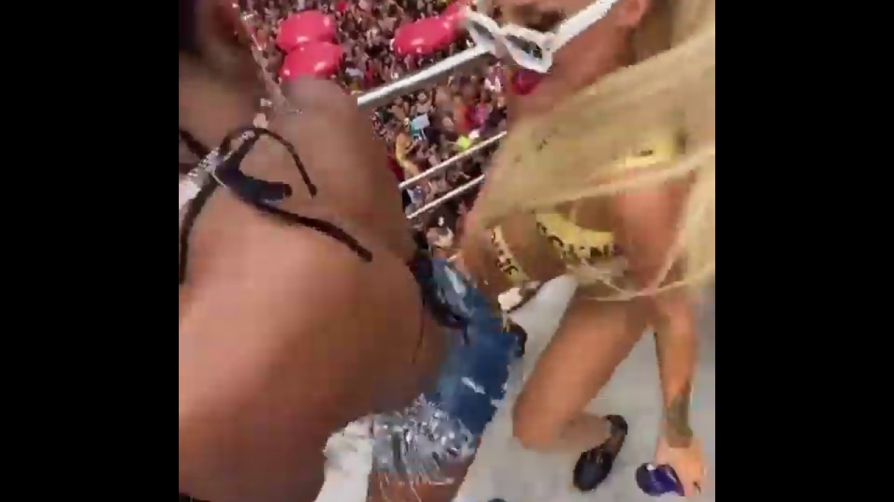 Mc Rebecca dá lambida no bumbum de Luísa Sonza durante show; assista!