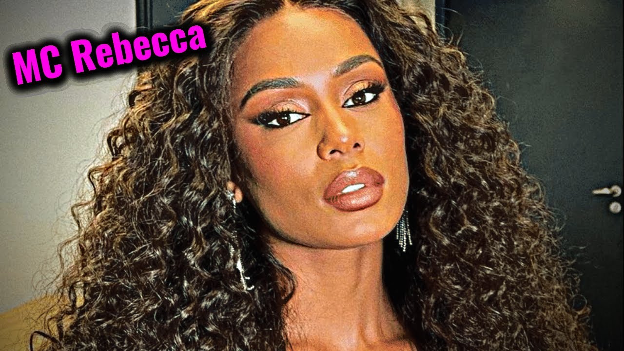 MC Rebecca, quase deixa virilha à mostra em seu menor fio-dental #Famosasdebiquíni#MCRebecca#Rebecca
