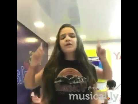 Mel maia dançando