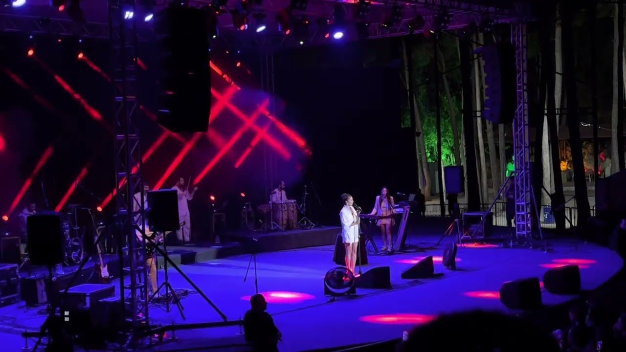 Melike Şahin-Hepsi Geçti ( Live @ Antalya Açıkhava Konseri 2022 )