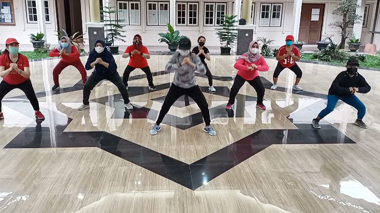 Mengencangkan paha dan bokong || Zumba || Workout || Zin Yoanita || senam bersama DPUPR Prov.Kalteng