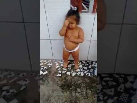 Menina. Dançando