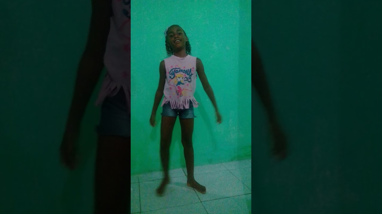 Menina dançando