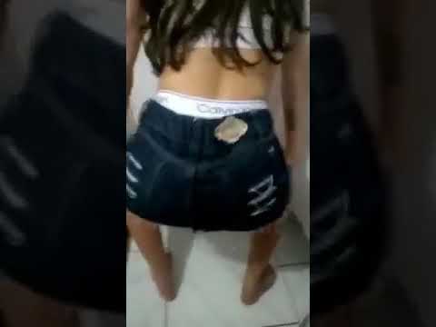 Menina dançando de saia