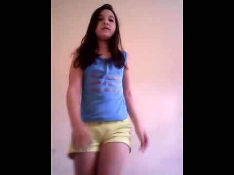 Menina. Dançando o bonde