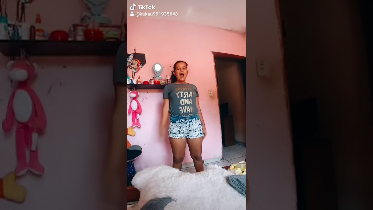 Menina dançando tiktok