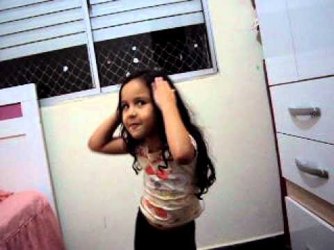 menina de 4 anos  dançando rebolation kkkk