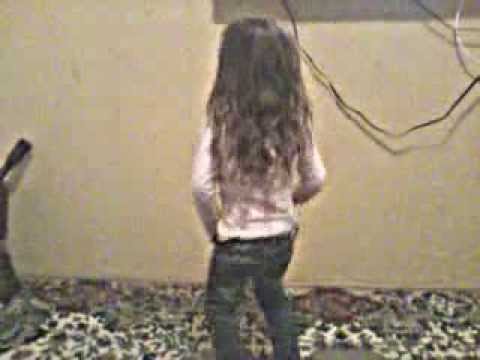Menina de 4 anos Dançando (Mc gui - O bonde passo)