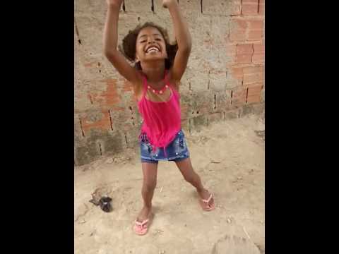 Menina de 6 anos dançando bumbum granada