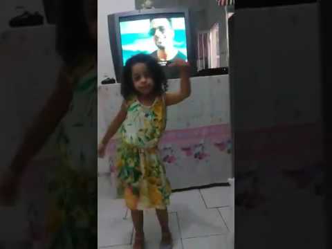 Menina de 6 anos dançando olha  que  linda!!!