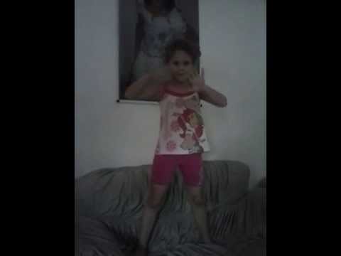 Menina de 7 anos dançando Beijinho no Ombro