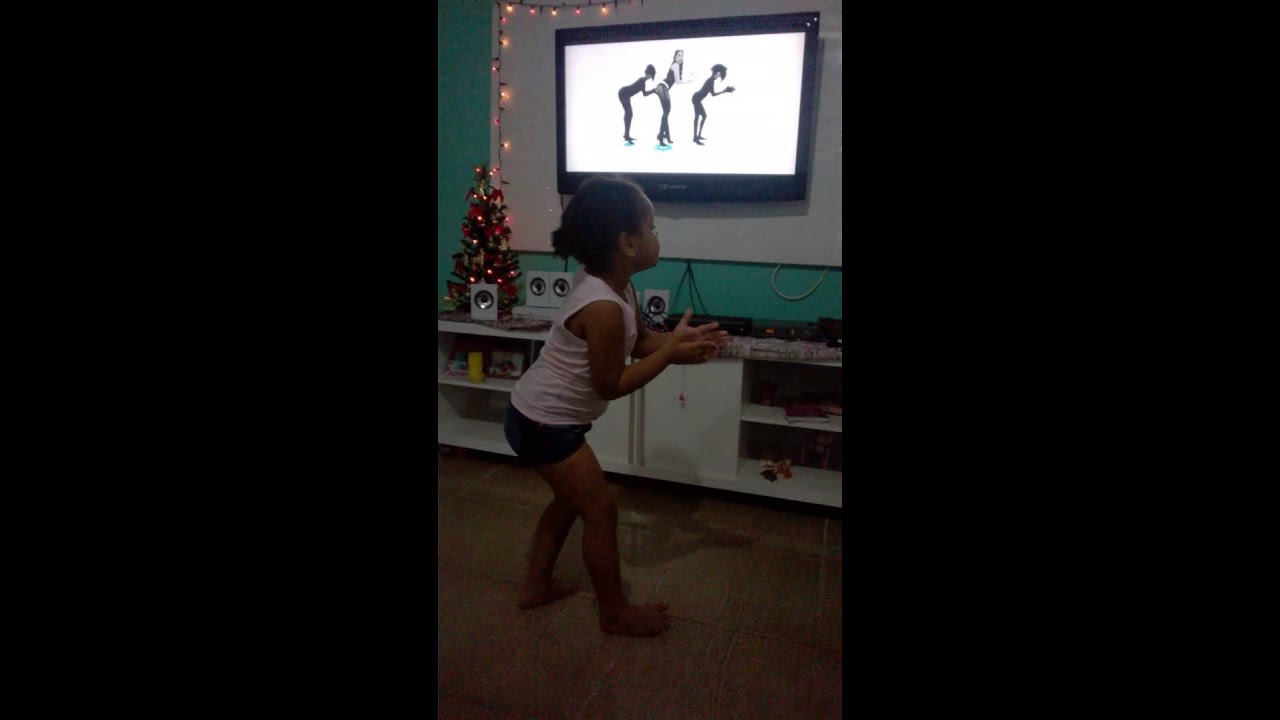 Menina Yara dançando Bang Anitta
